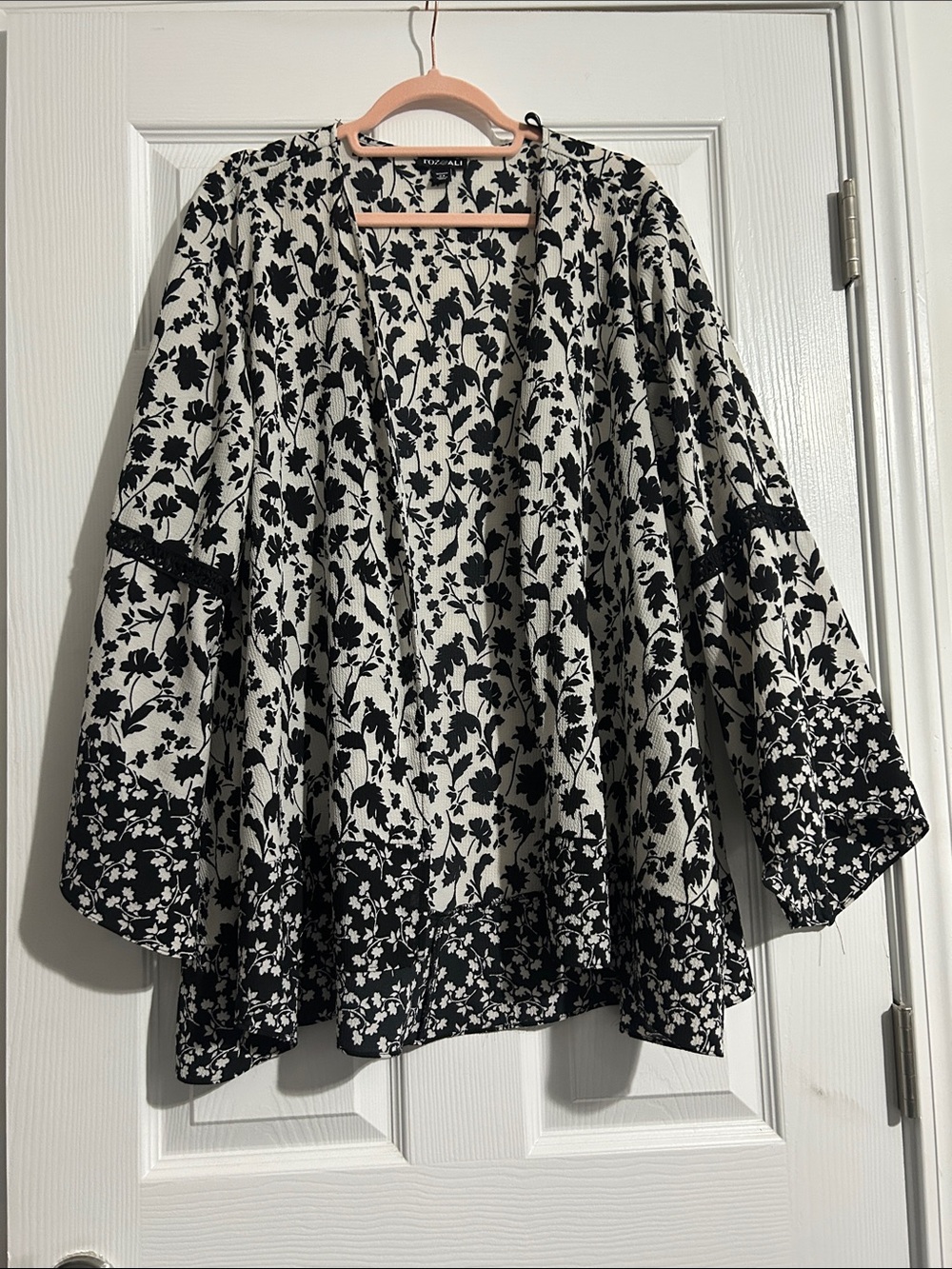 Roz & Ali Black and White Floral Open Cardigan